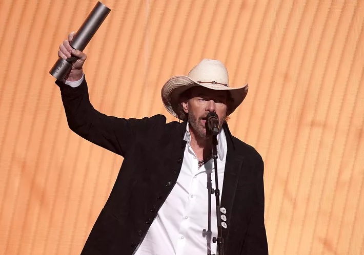 Country Icon Award goes to Singer Toby Keith - PHOTO: MICKEY BERNAL/NBC VIA GETTY